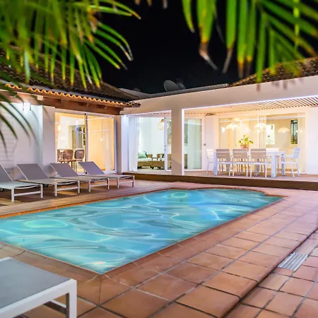 Villa Luxury 'la Bonita' With Private Heated Pool, Bbq & Free Wifi- Suiteable For Familiesfriends Corralejo