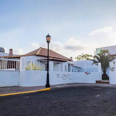 Villa Luxury 'la Bonita' With Private Heated Pool, Bbq & Free Wifi- Suiteable For Familiesfriends